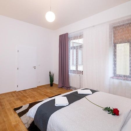 Luxury Apartment In The Center Of Прага Экстерьер фото