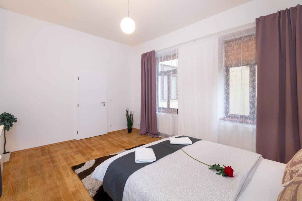 Luxury Apartment In The Center Of Прага Экстерьер фото